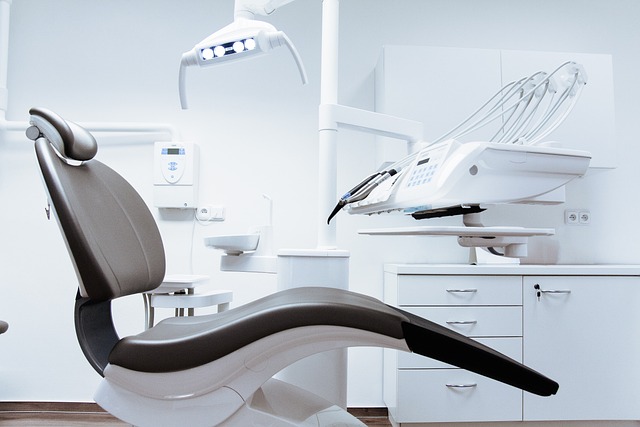 tandlægestol og klinikudstyr